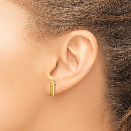 Model wearing yellow gold bar shaped earrings.