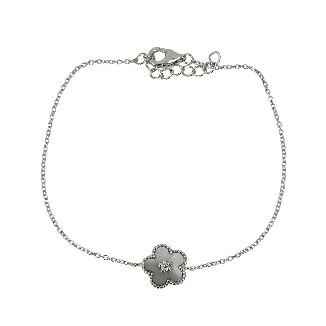 White silver bracelet featuring elegant quatrefoil-shaped mother of pearl inlay.