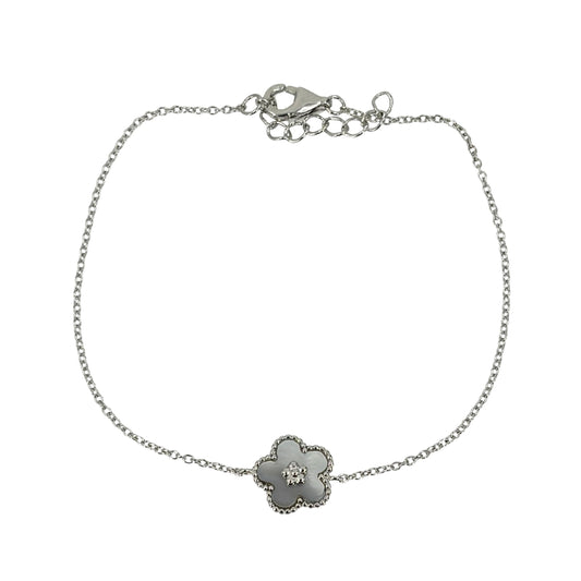 White silver bracelet featuring elegant quatrefoil-shaped mother of pearl inlay.